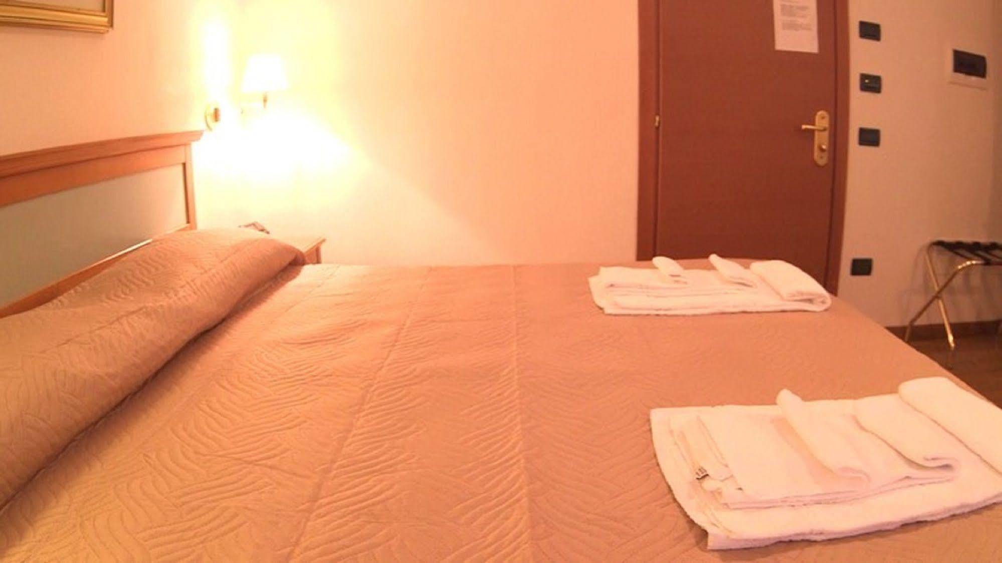 Hotel Ristorante La Grotta Castiglione Delle Stiviere Luaran gambar